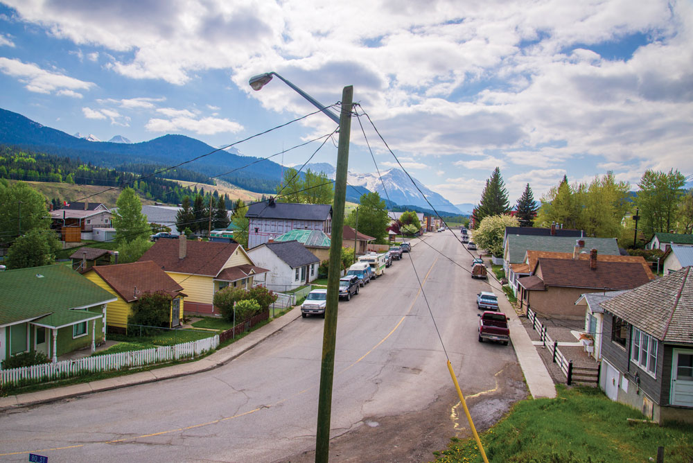 A street in Crowsnest Pass (Photography by Guillaume Nolet)
